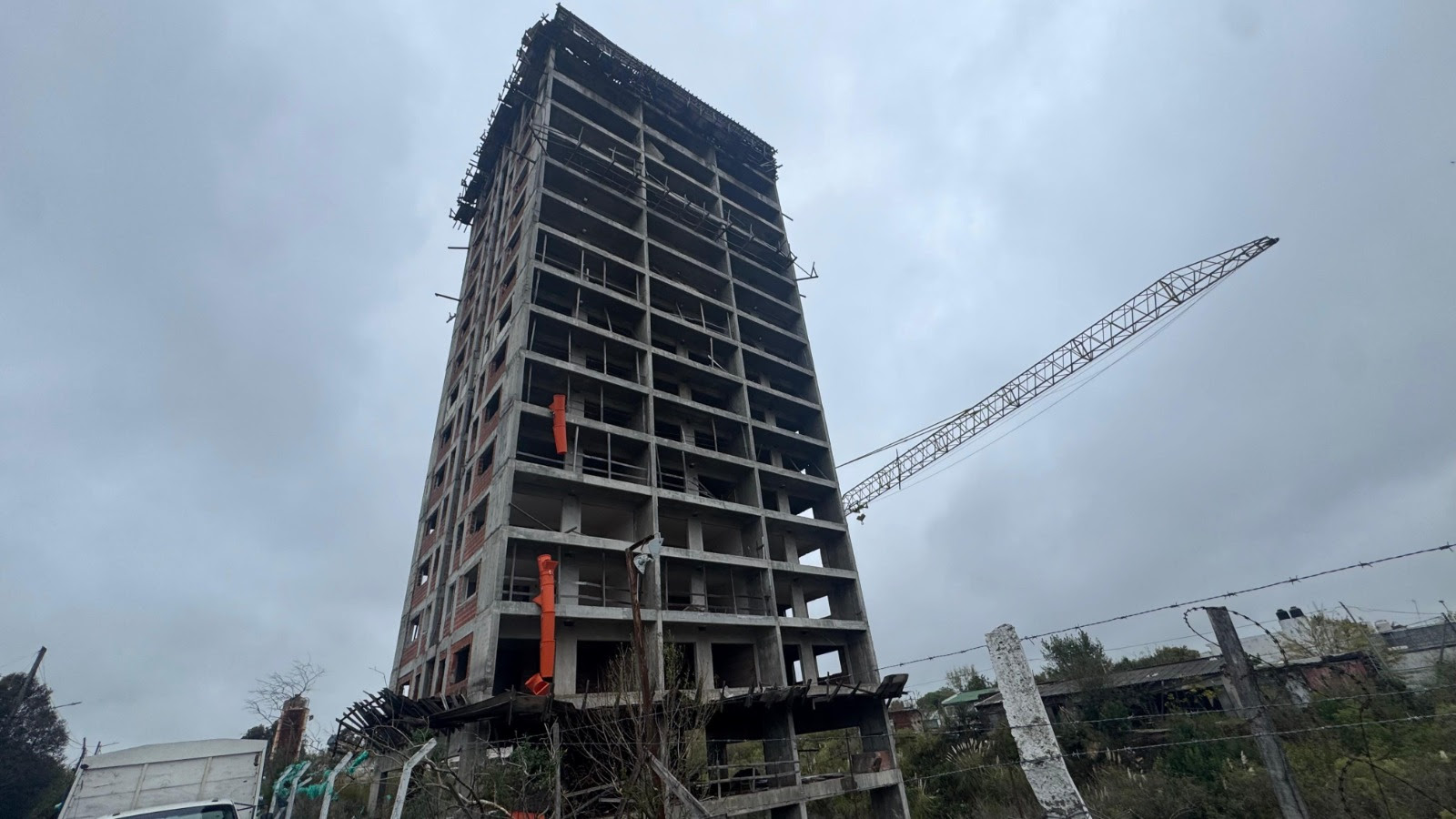 NOTICIAS ESCOBAR: EL ESTADO MUNICIPAL IMPULSA EN LA JUSTICIA LA DEMOLICION DEL PREDIO FLOREAL DEL SOL.